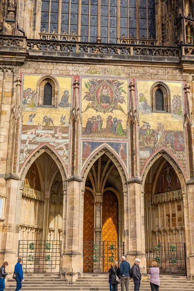 Prague Czech Republic April 2018 Tourists Metropolitan Cathedral Saints Vitus — Stock Photo, Image