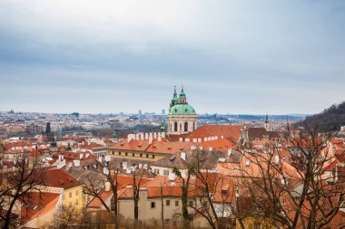 Görülen güzel Prag şehir tarihi kent Prag Kalesi bakış açısı bir erken bahar günü formu