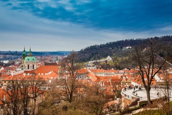 捷克布拉格 2018年4月 在初春从布拉格城堡的角度来看 Petrin 山和美丽的布拉格城市老城区 — 图库照片