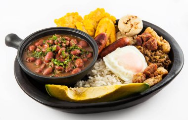 Geleneksel Kolombiya çanak Bandeja Paisa aradı: bir tabak Medellin et, fasulye, yumurta ve muz içeren tipik