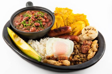 Geleneksel Kolombiya çanak Bandeja Paisa aradı: bir tabak Medellin et, fasulye, yumurta ve muz içeren tipik
