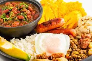 Geleneksel Kolombiya çanak Bandeja Paisa aradı: bir tabak Medellin et, fasulye, yumurta ve muz içeren tipik