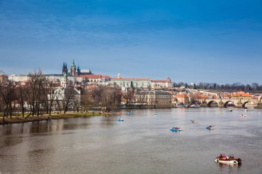 Prague, Çek Cumhuriyeti - Nisan, 2018: güzel bir eski Prag şehir şehir ve Vltava Nehri