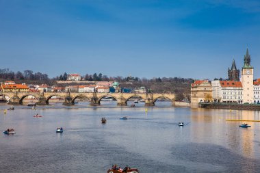 Prague, Çek Cumhuriyeti - Nisan, 2018: güzel bir eski Prag şehir şehir ve Vltava Nehri