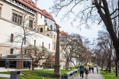 Soğukta bir erken bahar günü Prague Castle, Prague, Çek Cumhuriyeti - Nisan, 2018: turist