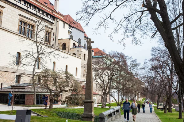 Prag Tschechische Republik April 2018 Touristen Einem Kalten Frühlingstag Auf — Stockfoto