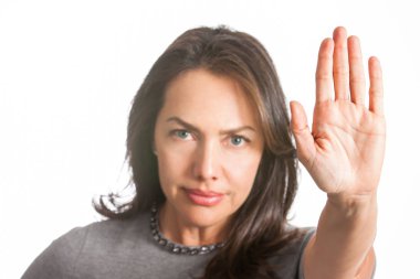 Beyaz arka plan üzerinde izole dur jest gösterilen uzanmış el kadınla