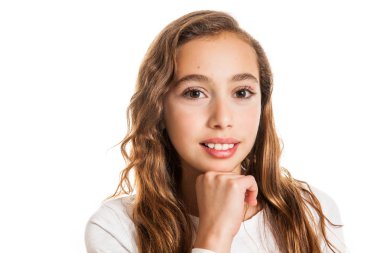 Düşünme veya bir fikir olan güzel genç kız beyaz arka plan üzerinde izole