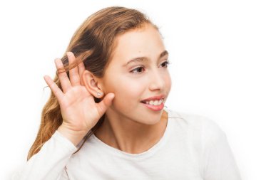 Genç kız beyaz arka plan üzerinde izole dinleme bir jest yapma