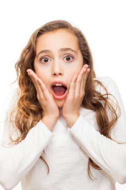 Beyaz arka plan üzerinde izole kamera geniş açılmış gözlerle bakarak şaşırmış ve dehşete genç kız