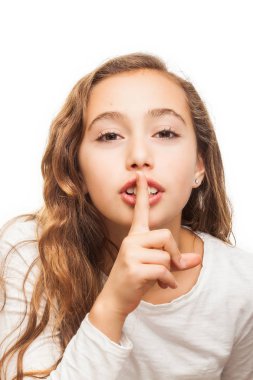 Beyaz arka plan üzerinde izole sessizlik jest üzerinde dudaklarında parmak holding ile genç kız