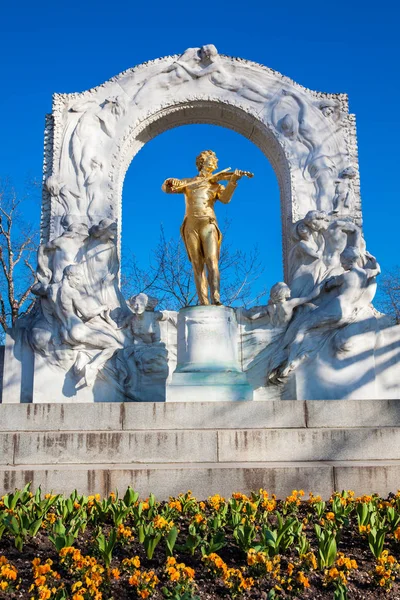 Вена Австрия Апрель 2018 Памятник Иоганну Штраусу Стадпарке Красивый Ранний — стоковое фото