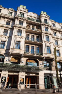 Vienna, Avusturya - Nisan, 2018: Antik tiyatro bir der Wien Linke Wienzeile 1801 inşa Viyana şehir merkezinde, güzel mimari