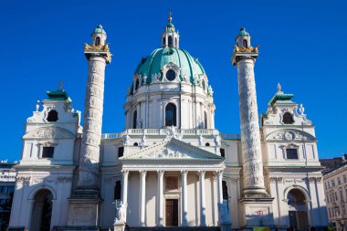 Vienna, Avusturya - Nisan, 2018: Saint Charles kilise Karlsplatz 1737 üzerinde inşa Viyana'da Güney tarafında bulunan