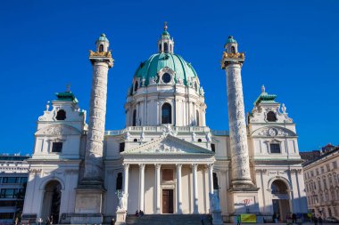 Vienna, Avusturya - Nisan, 2018: Saint Charles kilise Karlsplatz 1737 üzerinde inşa Viyana'da Güney tarafında bulunan