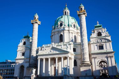 Vienna, Avusturya - Nisan, 2018: Saint Charles kilise Karlsplatz 1737 üzerinde inşa Viyana'da Güney tarafında bulunan
