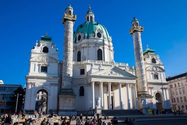Vienna, Avusturya - Nisan, 2018: Turistler ve yerliler Karlsplatz 1737 üzerinde inşa Viyana'da Güney yanında bulunan Saint Charles Kilisesi