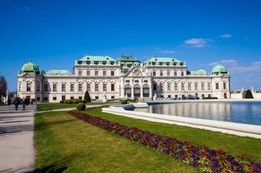 Vienna, Avusturya - Nisan, 2018: Upper Belvedere Sarayı bir güzel bahar erken gün içinde