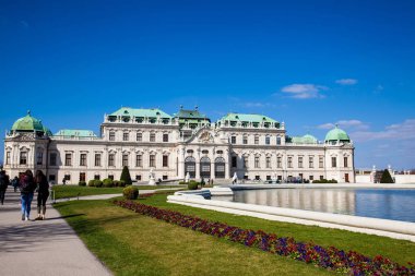 Vienna, Avusturya - Nisan, 2018: Upper Belvedere Sarayı bir güzel bahar erken gün içinde