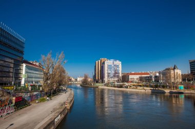 Vienna, Avusturya - Nisan, 2018: Tuna kanalı Innere Stadt ve Leopoldstadt bölgelerine bağlayan Viyana'da Aspern köprü