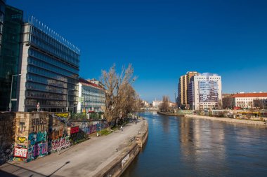 Vienna, Avusturya - Nisan, 2018: Tuna kanalı Innere Stadt ve Leopoldstadt bölgelerine bağlayan Viyana'da Aspern köprü