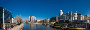 Vienna, Avusturya - Nisan, 2018: Panorama Aspern köprü Innere Stadt ve Leopoldstadt bölgelerine bağlayan Viyana Tuna kanalı'nın