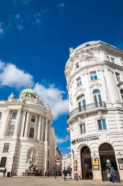 Vienna, Avusturya - Nisan, 2018: Michaelerplatz Viyana şehir içi, Hofburg yanında antika binaları, güzel mimari