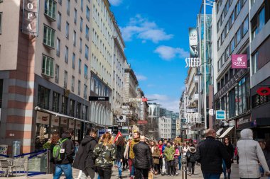 Vienna, Avusturya - Nisan, 2018: Carinthian Street Merkezi Viyana'da en ünlü alışveriş caddesi