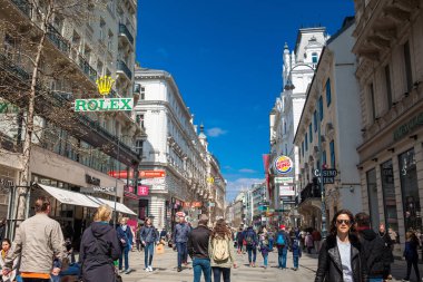 Vienna, Avusturya - Nisan, 2018: Carinthian Street Merkezi Viyana'da en ünlü alışveriş caddesi