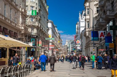 Vienna, Avusturya - Nisan, 2018: Carinthian Street Merkezi Viyana'da en ünlü alışveriş caddesi