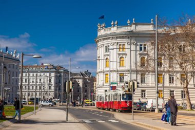 Vienna, Avusturya - Nisan, 2018: Rennweg Caddesi ve Viyana sanayi ev güzel bina