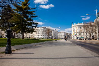 Vienna, Avusturya - Nisan, 2018: Rennweg Caddesi ve Viyana sanayi ev güzel bina
