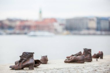 Budapeşte, Macaristan - Nisan, 2018: Ayakkabı Tuna Nehri kıyısında bir anıt Yahudilere onuruna faşist Arrow Cross milis Budapeşte'İkinci Dünya Savaşı sırasında öldürüldü