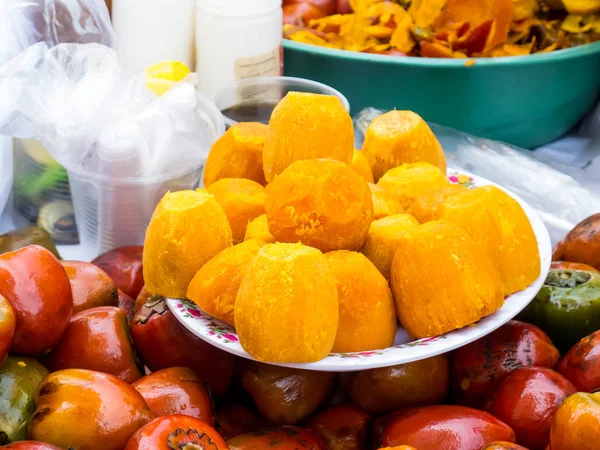 Straßenverkauf einer exotischen tropischen Frucht namens Chontaduro (Bactris gasipaes)) — Stockfoto