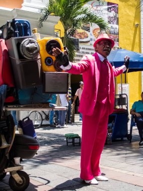 Salsa şarkıcı ve dansçı bir Cali şehir merkezi Caddesi'nde gerçekleştirme