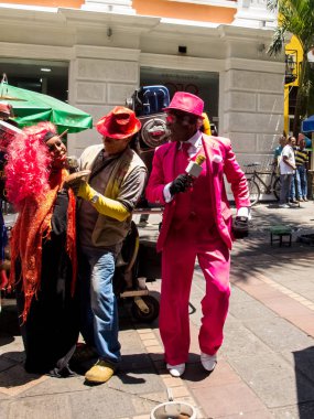 Salsa şarkıcı ve dansçı bir Cali şehir merkezi Caddesi'nde gerçekleştirme