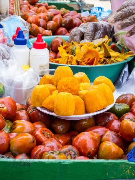 Straßenverkauf einer exotischen tropischen Frucht namens Chontaduro (Bactris gasipaes)) — Stockfoto