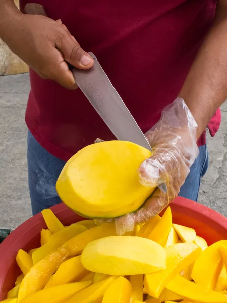 Вулиця продають свіжі актуальні манго в калі міський центр — стокове фото