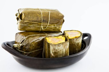 Beyaz arka plan üzerinde izole Santander bölgesinde geleneksel Kolombiya dolmasıyla olarak yapılan