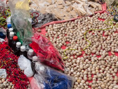 Büyücü büyülü nesneleri, iksir ve enchantments Cali şehir merkezi sokakları, satış