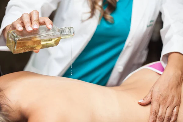 Läkare utför en avslappning, massage på en ung kvinnlig patient — Stockfoto