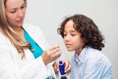 Bir çocuk veren doktor homeopathic tıp