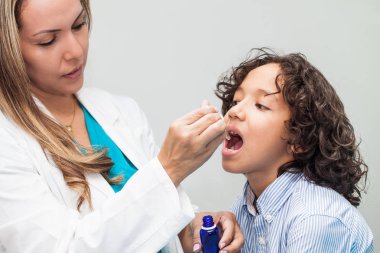 Bir çocuk veren doktor homeopathic tıp