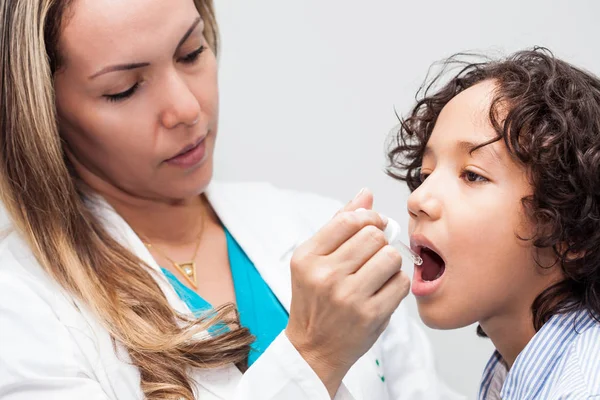 Bir çocuk veren doktor homeopathic tıp