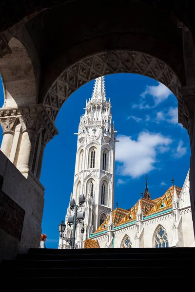 Iglesia Matthias una iglesia católica situada frente al Bastión de Pescadores en el corazón del distrito del Castillo de Buda construido en el siglo XIV — Foto de Stock