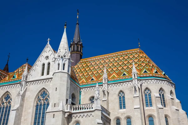 Iglesia Matthias una iglesia católica situada frente al Bastión de Pescadores en el corazón del distrito del Castillo de Buda construido en el siglo XIV — Foto de Stock