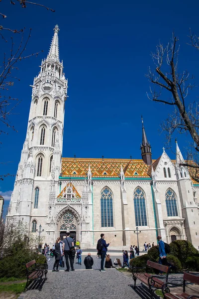 Iglesia Matthias una iglesia católica situada frente al Bastión de Pescadores en el corazón del distrito del Castillo de Buda construido en el siglo XIV — Foto de Stock