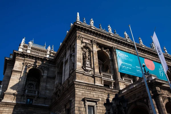 O edifício neo-renascentista Hungarian State Opera House localizado no centro de Budapeste na rua Andrassy — Fotografia de Stock