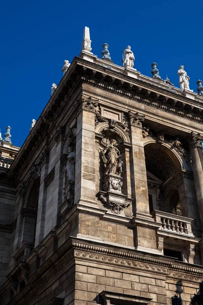 O edifício neo-renascentista Hungarian State Opera House localizado no centro de Budapeste na rua Andrassy — Fotografia de Stock