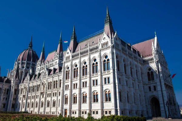 Hungría Edificio del Parlamento en un hermoso día de primavera — Foto de Stock
